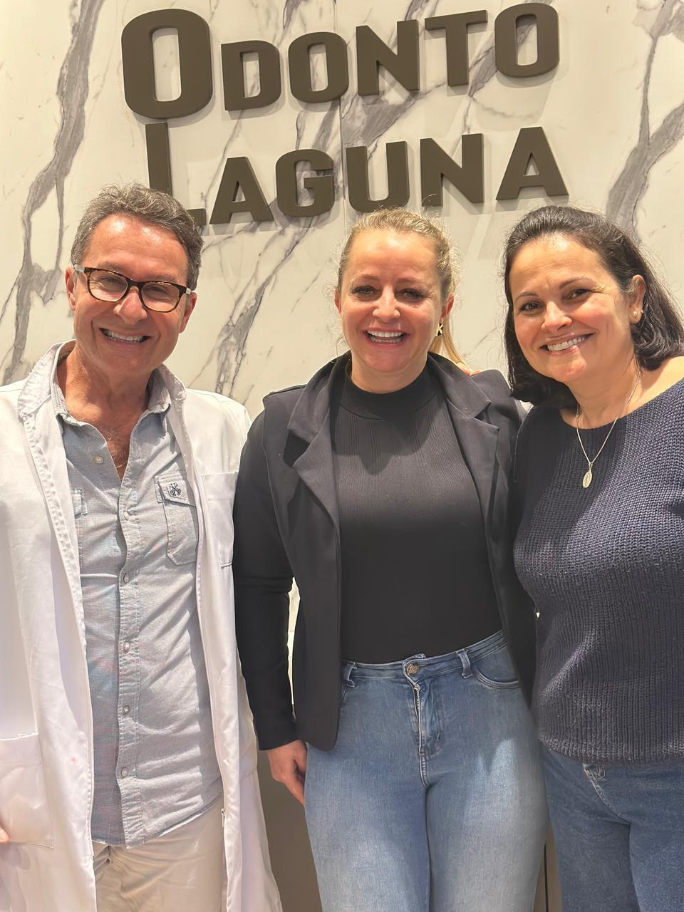 Dr. Luiz recebendo pacientes na Odonto Laguna