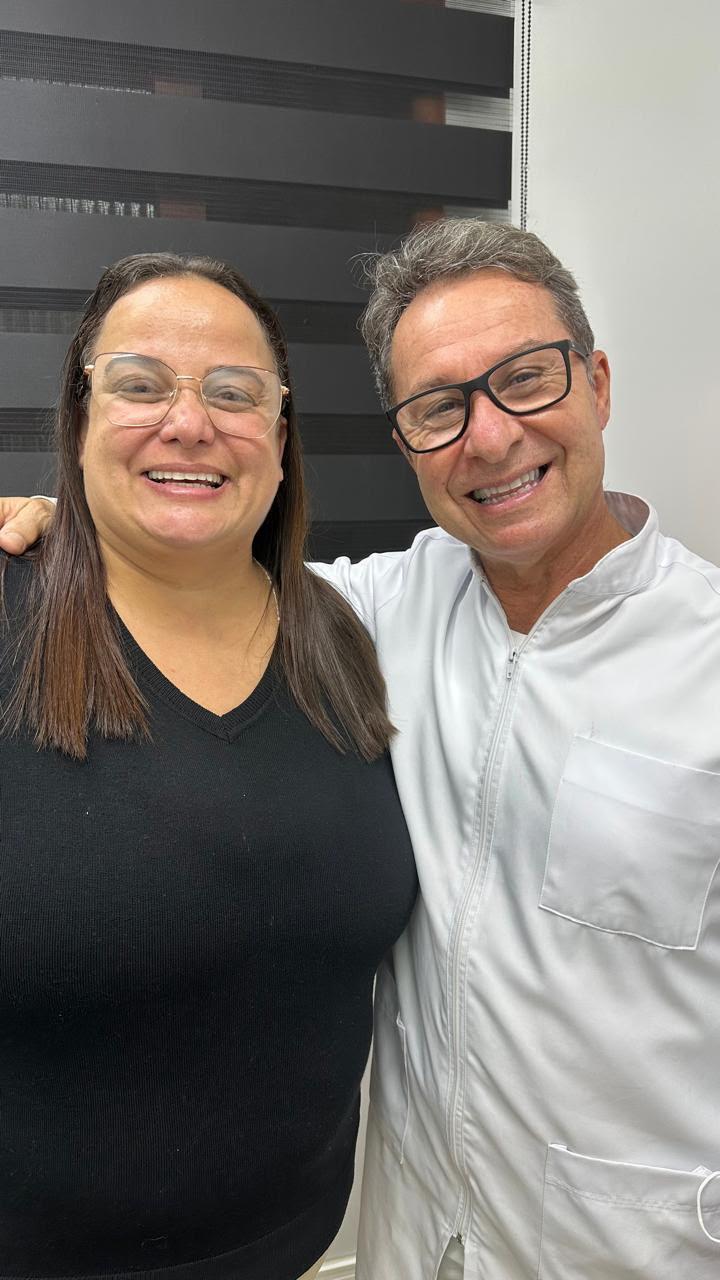 Dr. Luiz com paciente no consultório