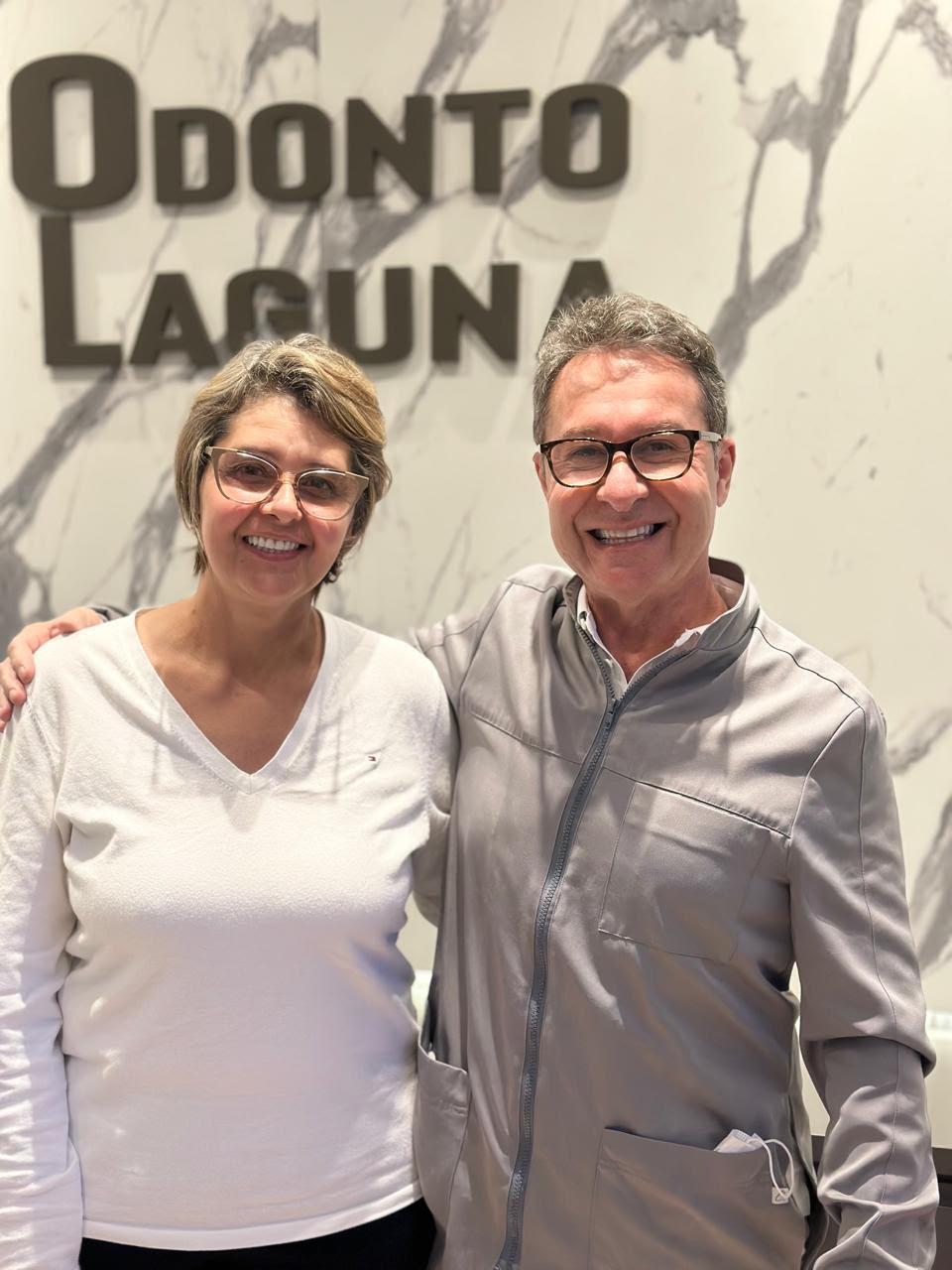 Dr. Luiz com paciente na Odonto Laguna