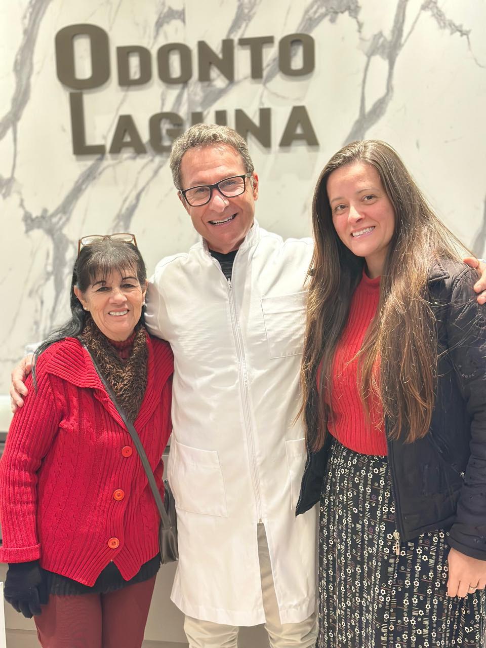 Dr. Luiz com pacientes na Odonto Laguna